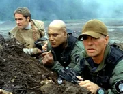 Aldwin (William de Vry, li.) hat Teal'c (Christopher Judge, mi.) und O'Neill (Richard Dean Anderson, re.) an die Oberfläche geführt. Was sie dort finden, ist allerdings nicht erfreulich...