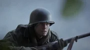 REENACTMENT - Private First Class Melvin Biddle rückt vor der B-Kompanie vor und kundschaftet das Gebiet nach feindlicher Präsenz aus.
