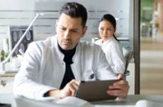 Dr. Ilay Demir (Tan Caglar) berichtet Neurochirurgin Dr. Lilly Phan "ganz zufällig" von einer inoperablen Gefäßmissbildung bei einem seiner Patienten. Der junge Mann macht sich keine Illusionen über eine planbare Zukunft und lebt seit seiner Diagnose jeden Tag, als sei es sein letzter.