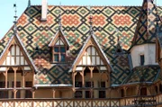 Farbenfrohe Dächer: Die buntglasierten Ziegel wurden zum prägenden architektonischen Merkmals des Burgunds.