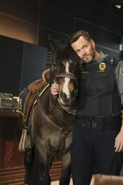Frank Shaw (Joel McHale)