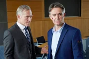 Martin Dorn (Robert Lohr, r.) tauscht sich mit dem Industriellen Sebastian Greif (Robinson Reichel) aus und erzählt von Welskis Ermordung.