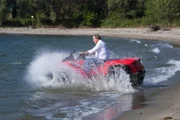 Jeremy Clarkson testet die Schwimmfähigkeit eines Gibbs Amphibious Quadski.