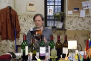 Armin (Rainer Will) bereitet sich angestrengt auf den Wein-Verkaufswettbewerb vor.