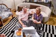 Greta (Laura Osswald, r.) und Miro (Pablo Sprungala, l.) fragen sich aufgeregt, wie ihr Zusammenleben als Eltern wohl werden wird.