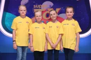 Die Fußballmädels "TSV Eiche Kicks" sind aufgeweckt und lieben Action und Ballspiele. Perfekte Vorraussetzungen, aber können Juni, Emma, Julia und Aaliyah (v.l.n.r.) alias "Die Abwehrkette" auch eine Niederlage abwehren und einen Sieg nach Hause holen?