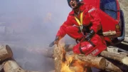 Die Bergung der verletzten Frau aus der Grube gestaltet sich durch die verkeilten Holzstämme und das Feuer äußerst kompliziert. Dr. Harland (Urs Remond) will jedoch zu ihr in die Grube hinunterklettern...