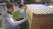 Familie Hartl bemalt die Hundehütte von Welpe Ilvy.
