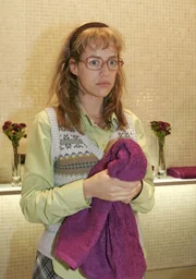 Nachdem das Supermodel Magdalena den Waschraum verlassen hat, wird Lisa (Alexandra Neldel) wieder einmal bewusst, dass sie nie einen Platz in der Welt der Schönen finden wird ...