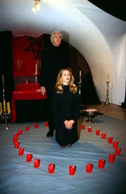 Sektenführer Norton (David Cameron, hinten) und Anne (Nadeshda Brennicke, vorne) vollziehen ein satanisches Ritual.