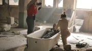 In einem leer stehenden Hotel wurde auf zwei Männer aus nächster Nähe geschossen. Einer stirbt, der andere überlegt schwer verletzt. Calleigh (Emily Procter, l.) fotografiert den Tatort und Alexx (Khandi Alexander) untersucht die Leiche.
