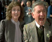 Quincy (Jack Klugman) und seine Freundin Annie (Katherine Justice) feuern die Pferde beim Rennen an.