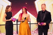 Solange Kardinaly (M.) aus Portugal mit den Moderatoren Victoria Swarovski und Jens Knossi Knossalla.