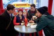 V.l.: Marco (Patrick Kalupa) trifft sich mit Lisa (Mercedes Müller), Arnold (Louis Huselstein) und Max (Paul Falk) zur Krisensitzung.