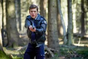 Als Jennys Kollege Finn Bartels (Lion Wasczyk) am Ort des Geschehens eintrifft, kann er nur noch hilflos zusehen, wie Jenny von Anwar gezwungen wird, mit ihm zu fliehen...