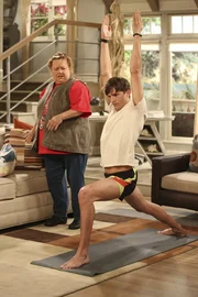 L-R: Berta (Conchata Ferrell), Walden (Ashton Kutcher)