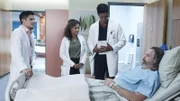 V.l.: Dr. Neil Melendez (Nicholas Gonzalez), Dr. Claire Browne (Antonia Thomas), Dr. Jared Kalu (Chuku Modu), Mitchell (Rocky Anderson, liegend)