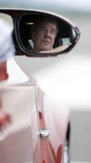 Jeremy Clarkson testet auf der Top Gear-Teststrecke den BMW 1M.