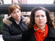 Detective Wheeler (Julianne Nicholson, l.) befragt Rebecca Slater (Miriam Shor): Weiß die Journalistin, wer ihren Kollegen vergiftet hat?