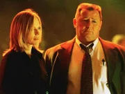 Ein Nachbar-Streit endet mit einem Mord. Catherine Willows (Marg Helgenberger) und Det. Ray O"Riley (Skip O"Brien) suchen nach dem Tatverdächtigen.