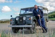 Das Tüfteln und Schauben hat Mechaniker Chris Davies von seinem Vater übernommen – der Land Rover aus den 50er Jahren ist sein ganzer Stolz.