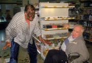 Die gemeinsame Sorge um Rita treibt Horst (Frank Vockroth, l.) und seinen Vater (Traugott Buhre) in den Supermarkt und dort beschließen sie, Ritas Kassenbereich etwas 'aufzumöbeln', um ihr eine Freude zu machen - Der Plan endet im Chaos...