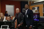 Gibbs (Mark Harmon, 2.v.r.), McGee (Sean Murray, 2.v.l.) und Bishop (Emily Wickersham, l.) befinden sich weiter in enger Zusammenarbeit mit dem FBI und MI6 Officer Clayton Reeves (Duane Henry, r.), um die internationale Suche nach dem ehemaligen britischen Geheimagenten, der sich auf einem Rachefeldzug befindet, zu beenden ...