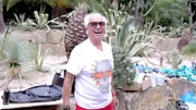 Opa Reinhold kommt zu Besuch und damit ist Chaos vorprogrammiert. Während Robert seinen Kindern Stress macht, weil sie lieber frühstücken, als auf der Baustelle zu helfen, macht Reinhold mit der Kettensäge Tabula rasa an den Palmen.