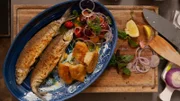 Auch Vroni Lutz hat sich Gedanken gemacht, was man mit Fisch zubereiten kann und zaubert heute eine gebackene Renke mit schnellem Brot und Tomatensalat (im Bild).