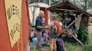 Im Camp angekommen nimmt "Camp-Papa" Thomas alle Kids, wie hier Mayra, herzlich in Empfang.