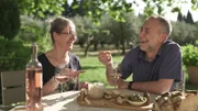 V.l.: Gisele und Michel Roux.  Die Verwendung des sendungsbezogenen Materials ist nur mit dem Hinweis und Verlinkung auf RTL+ gestattet.; V.l.: Gisele und Michel Roux.  Die Verwendung des sendungsbezogenen Materials ist nur mit dem Hinweis und Verlinkung auf RTL+ gestattet.