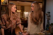 L-R: Brenda Feigen-Fasteau(Ari Graynor), Gloria Steinem(Rose Byrne)