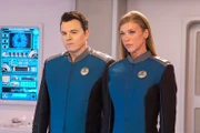 Capt. Ed Mercer (Seth MacFarlane, l.); Cmdr. Kelly Grayson (Adrianne Palicki, r.)