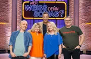Moderator Kai Pflaume (M.) und seine Rateteam-Kapitäne Bernhard Hoëcker (l.) und Elton (r.) begrüßen in dieser Sendung die Sängerin Mary Roos und die Sängerin Nicole.