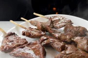 In Lima gibt es einen Fleischspieß, der die Herzen der Peruaner höherschlagen lässt und an jedem Streetfood-Stand der Hauptstadt serviert wird: Anticuchos.