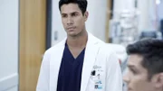Dr. Jared Kalu (Chuku Modu, l.), Dr. Neil Melendez (Nicholas Gonzalez)