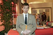 Wie unangenehm: Jürgen (Oliver Bokern, l.), der Sabrina (Nina-Friederike Gnädig, M.) den Hof macht, fühlt sich von Lisa (Alexandra Neldel, r.) ertappt ...
