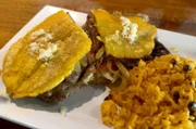 Die puerto-ricanische Gemeinschaft in Chicago hat den Jibarito erfunden: eine Art Sandwich mit Käsesoße und Grillfleisch, bei dem statt Brot frittierte Kochbananen verwendet werden.
