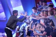 High-Five! Moderator Florian begrüßt die Kids im Studio.