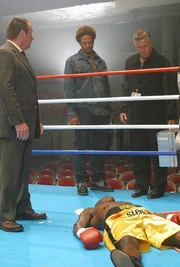 Bei einem Boxkampf ist der Favorit Laroi Stelle (Pete Cunningham, lieg.) ums Leben gekommen. Capt. Jim Brass (Paul Guilfoyle, l.), Warrick (Gary Dourdan, M.) und Grissom (William Petersen) übernehmen die Ermittlungen. Bei einem Boxkampf ist der Favorit Laroi Stelle (Pete Cunningham, lieg.) ums Leben gekommen. Capt. Jim Brass (Paul Guilfoyle, l.), Warrick (Gary Dourdan, M.) und Grissom (William Petersen) übernehmen die Ermittlungen.