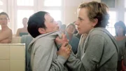 Andrea (Jana Becker, li.) wird von Fisch (Aline Staskowiak) und den anderen Frauen fertig gemacht, weil sie Stefanie mit dem vergifteten Heroin in Lebensgefahr gebracht hat.