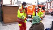 Notfallsanitäter Chris Grüne (li.) und Rettungssanitäter Robin Beyer schauen auch nach Obdachlosen