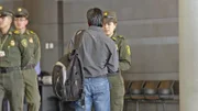 Polizeikontrolle am Flughafen in Bogotá   +++ Die Verwendung des sendungsbezogenen Materials ist nur mit dem Hinweis und Verlinkung auf RTL+ gestattet. +++
