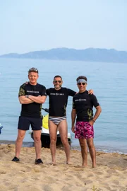 V.l.: Gordon Ramsay, Fred Sirieix, Gino D'Acampo  Die Verwendung des sendungsbezogenen Materials ist nur mit dem Hinweis und Verlinkung auf RTL+ gestattet.