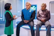 (v.l.n.r.) Dr. Claire Finn (Penny Johnson Jerald); Lt. Cmdr. Bortus (Peter Macon); Klyden (Chad L. Coleman)