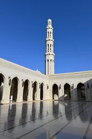 Die Sultan-Qaboos-Moschee vereint auf prachtvolle Weise islamische und omanische Architektur.