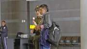 Ein Beamter mit den Unterlagen eines Passagiers am Flughafen in Bogotá +++ Die Verwendung des sendungsbezogenen Materials ist nur mit dem Hinweis und Verlinkung auf RTL+ gestattet. +++