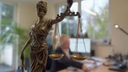 "Justice - Die Justizreportage" präsentiert wahre juristische Fälle, wie sie täglich in Deutschland verhandelt werden.  +++ Die Verwendung des sendungsbezogenen Materials ist nur mit dem Hinweis und Verlinkung auf RTL+ gestattet. +++