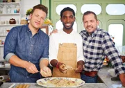 Nachdem Jamie (l.) sein ultimatives Tintenfisch Gericht gezaubert hat, Tinie Tempah (M.) einen nigerianischen Imbiss-Klassiker gekocht hat und Jimmy sich an die Herstellung von italienischen Eis wagte, entdecken die beiden Freunde, wie schmackhaft die kleinen Eier sind, die es nie in die Supermärkte schaffen ...