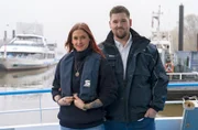 Traumschiff im Hamburger Hafen: Jacky ist Auszubildende zur Hafenschifferin, Ausbilder Sven zeigt ihr alle Tricks und Kniffe von Backbord bis Steuerbord.